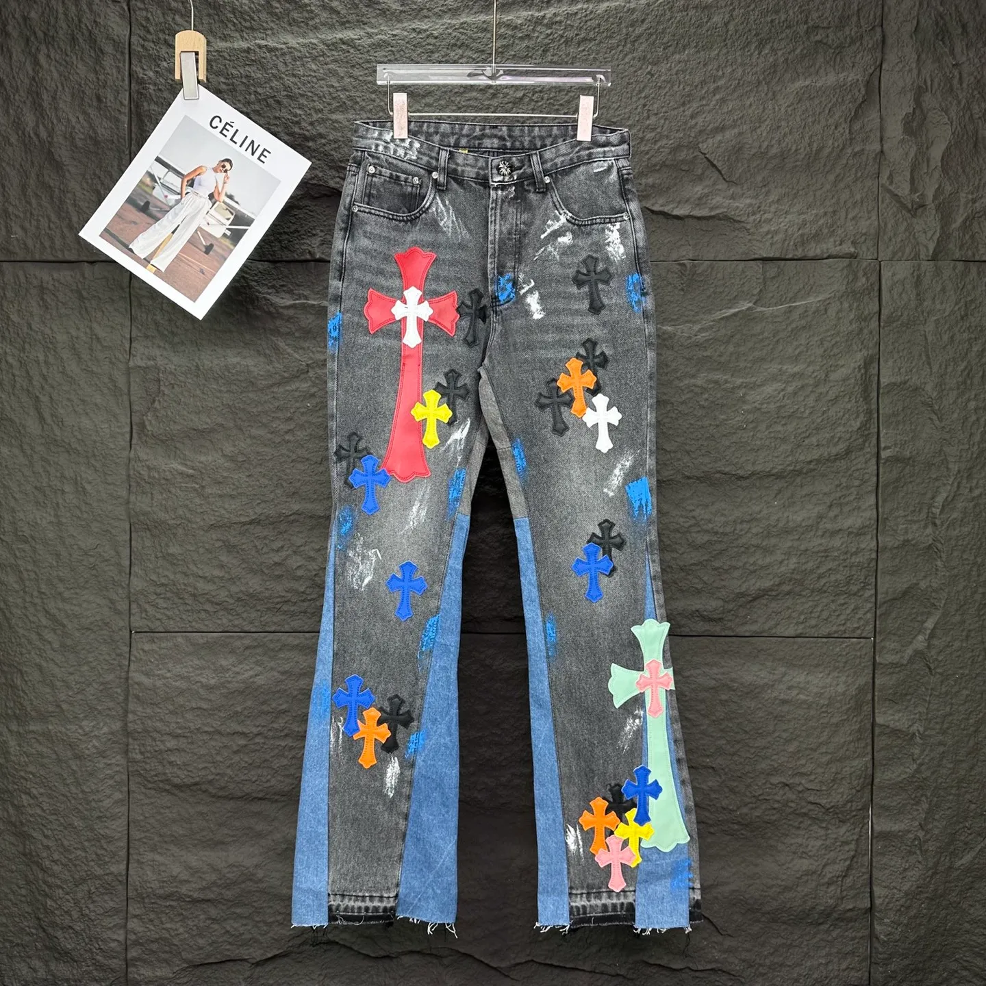 P290 GALLERY DEPT. & Croixin co-branded 2025 new limited-edition hand-painted colorful cross patchwork leather couple's bootcut jeans 🔥High version🔥High version🔥 Top ceiling quality Styles with different washed textures, very friendly to people with thin legs and thick legs, the bootcut version is very flattering leg shape Timeless moderate length, easy to match with casual, basic styling for various styles, a must-have in the wardrobe! The fabric is stiff but also makes the upper body soft without losing texture. The washing process is even more perfect. It is a must-have item for everyone! ! ! Washed wheat, tag, trouser label, three labels complete Color: washed black Size: 28, 30, 32, 34, 36 (five sizes)
